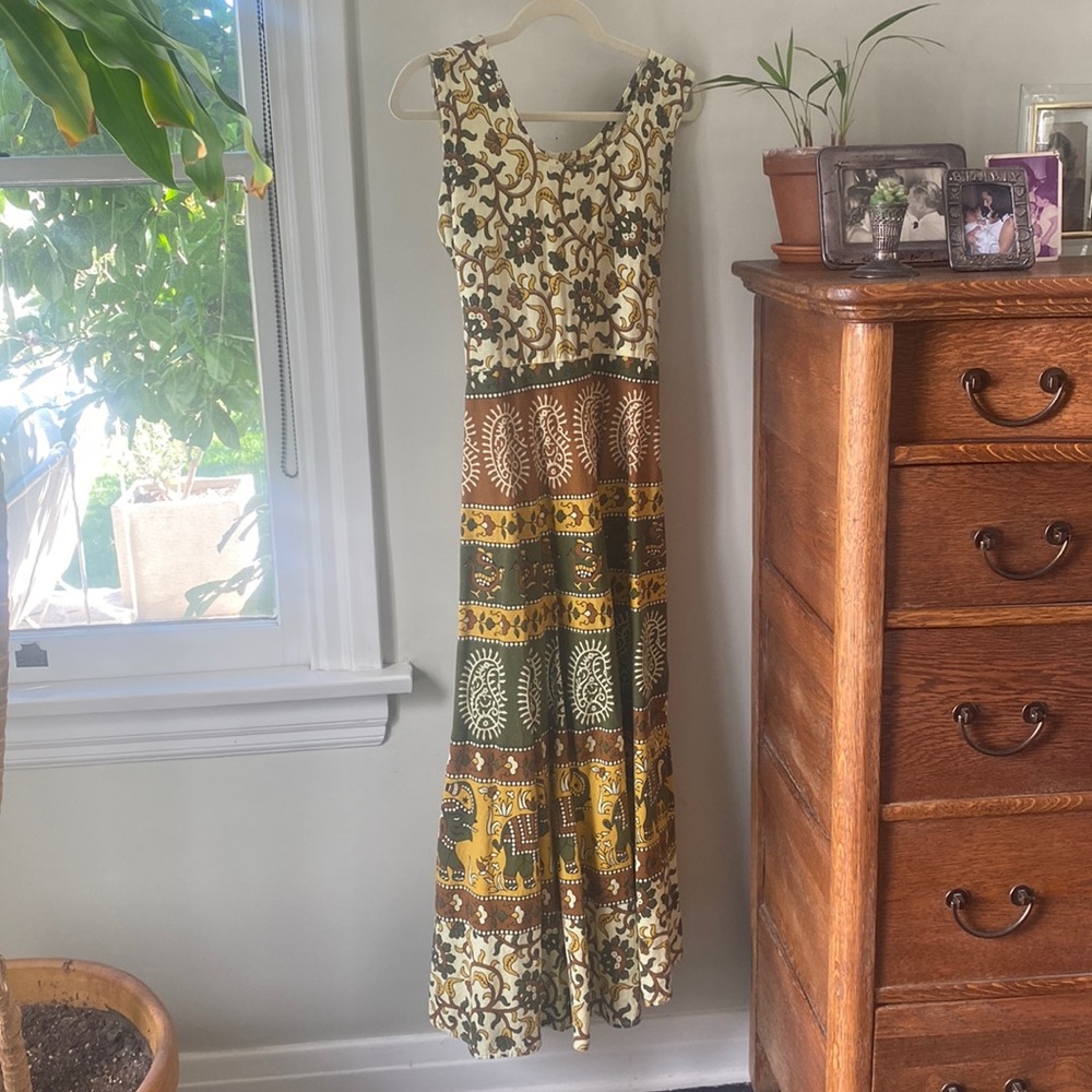 Beautiful vintage siena and olive elephant print India dress.
